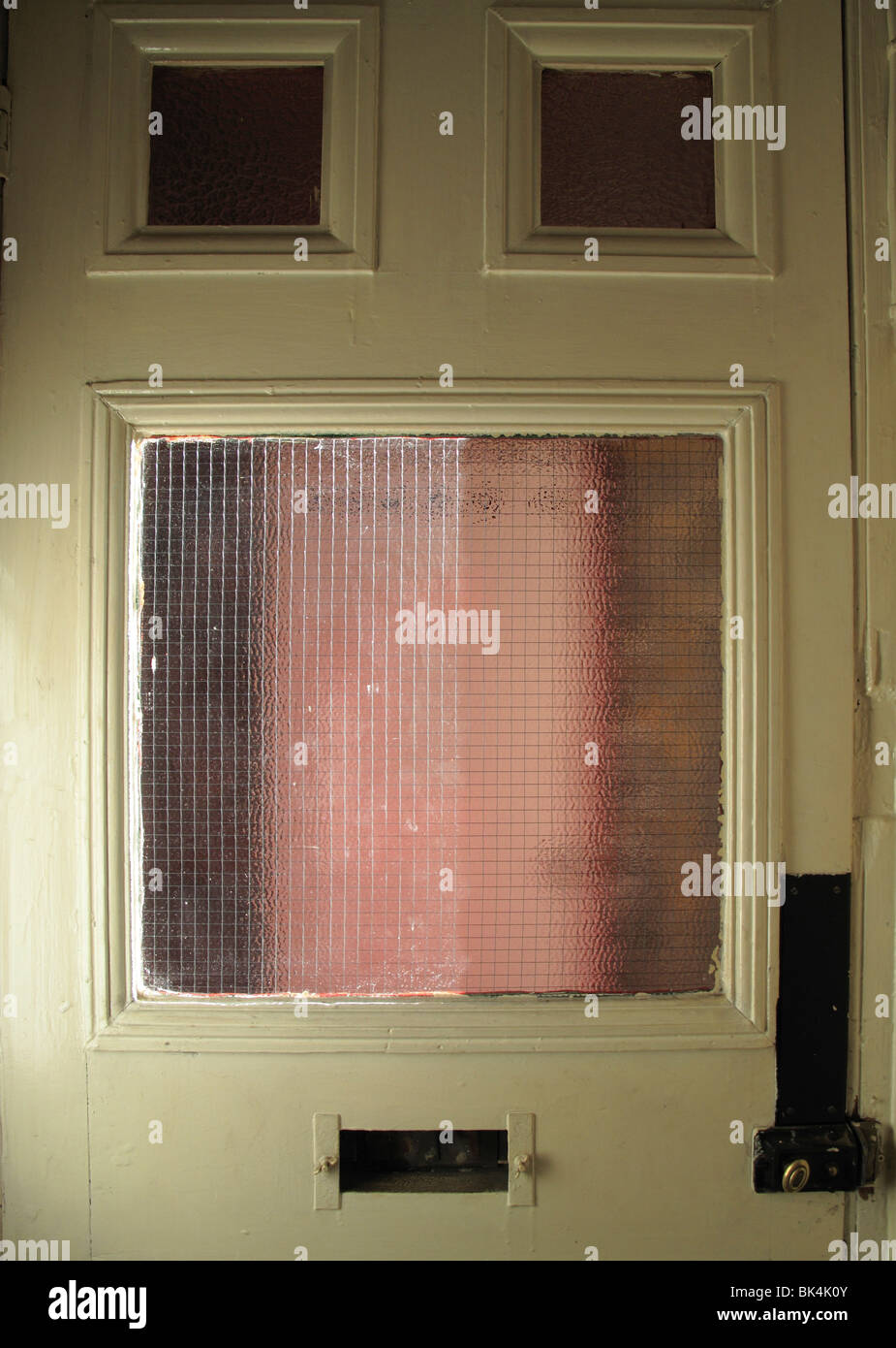 Malridotti vecchio domestico porta anteriore cablati con finestra in vetro di sicurezza dall'interno Foto Stock