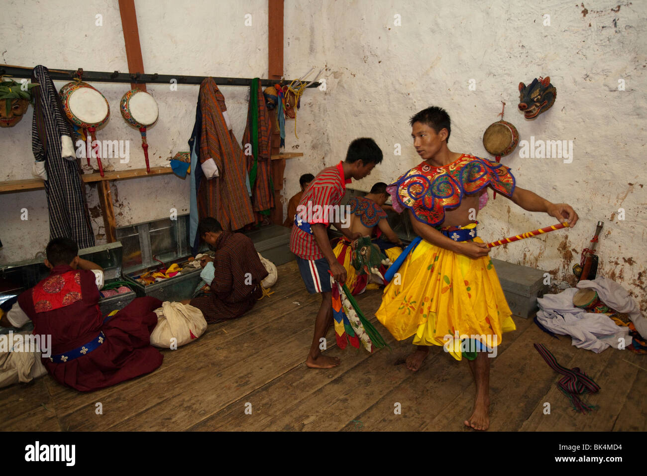 I monaci buddisti festeggiare in occasione di una festa tradizionale o Tsechu in Bhutan Foto Stock