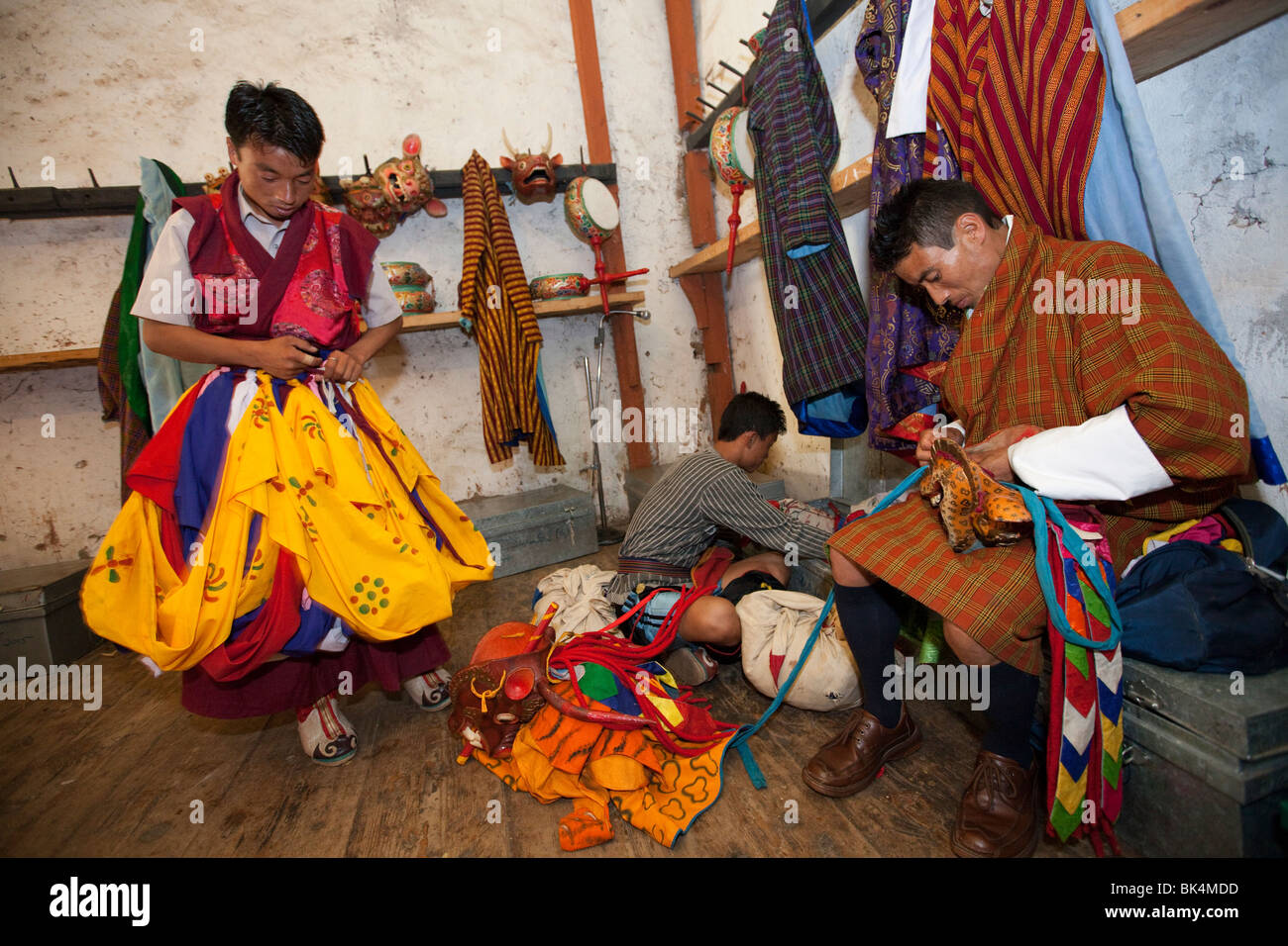 I monaci buddisti festeggiare in occasione di una festa tradizionale o Tsechu in Bhutan Foto Stock