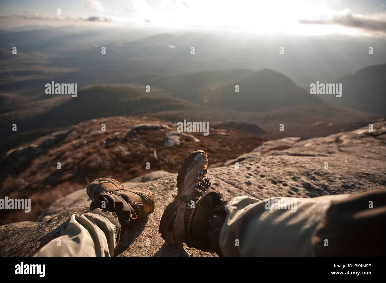 Scarpe da trekking con paesaggio di montagna, a Mont du Lac des Cygnes,  Quebec, Canada Foto stock - Alamy