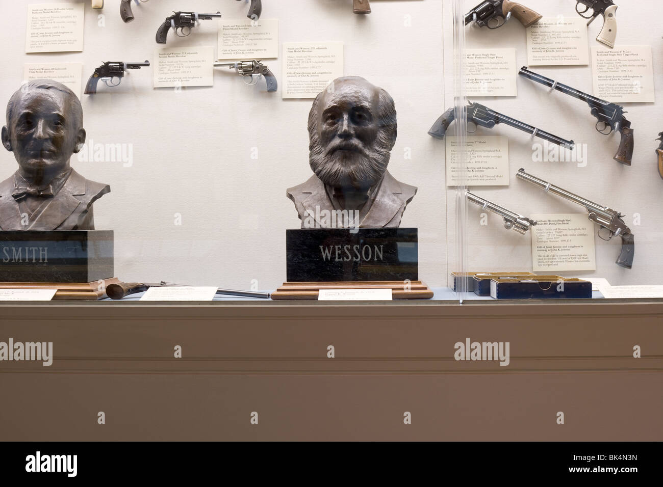 Caso di visualizzazione con i busti in bronzo di Smith e Wesson con pistole storico a Cody museo armi da fuoco Foto Stock