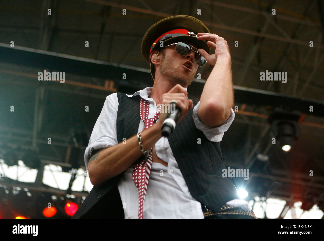 Scott Weiland dei Velvet Revolver esegue durante un concerto. Foto Stock