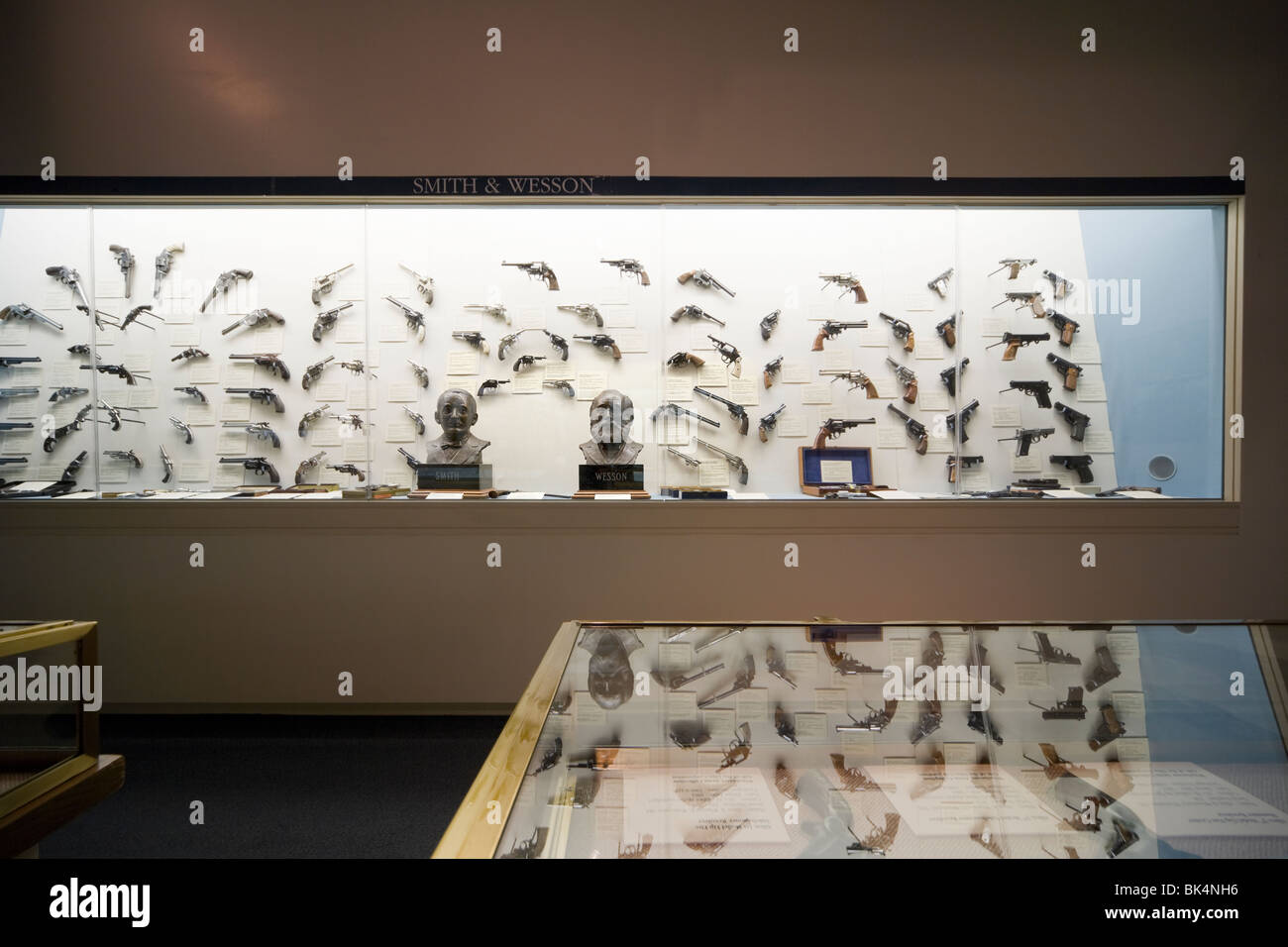 Visualizzare i casi con i busti in bronzo di Smith e Wesson e storica collezione di pistola a Cody armi Museo, Cody WY. Foto Stock