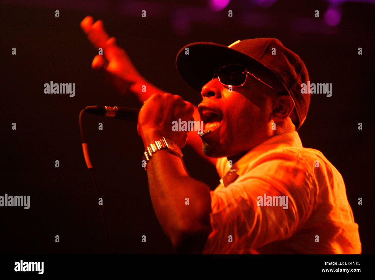 Talib Kwali esegue durante un concerto. Foto Stock