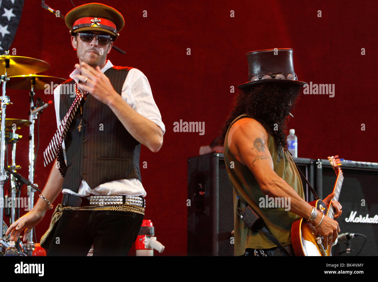 Scott Weiland e Slash dei Velvet Revolver eseguire durante un concerto. Foto Stock