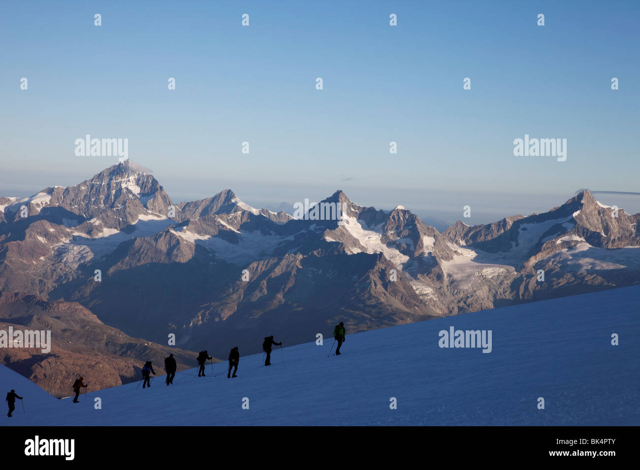 Gli alpinisti ascendere il Monte Rosa, Alpi italiane, Piemonte, Italia, Europa Foto Stock