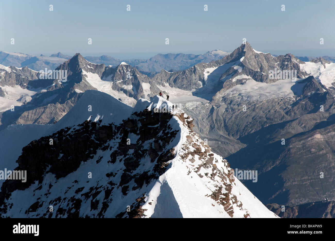 Gli alpinisti sul Lyskamm picco nel massiccio del Monte Rosa, Alpi italiane, Piemonte, Italia, Europa Foto Stock