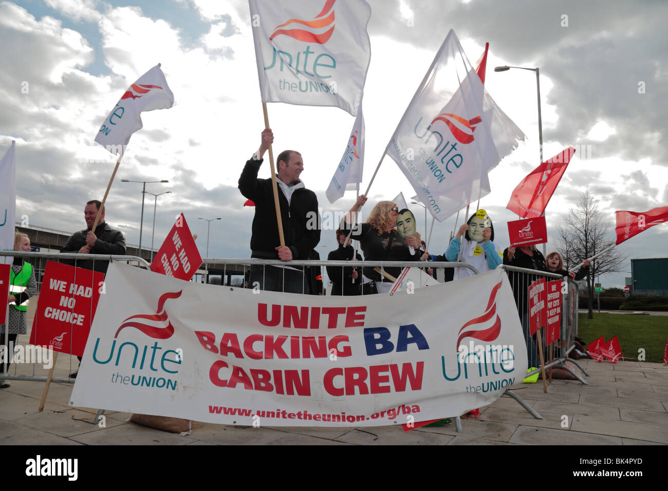 British Airways cabin crew protestando fuori Hatton Cross Tube Station durante l'azione industriale di marzo 2010. Foto Stock