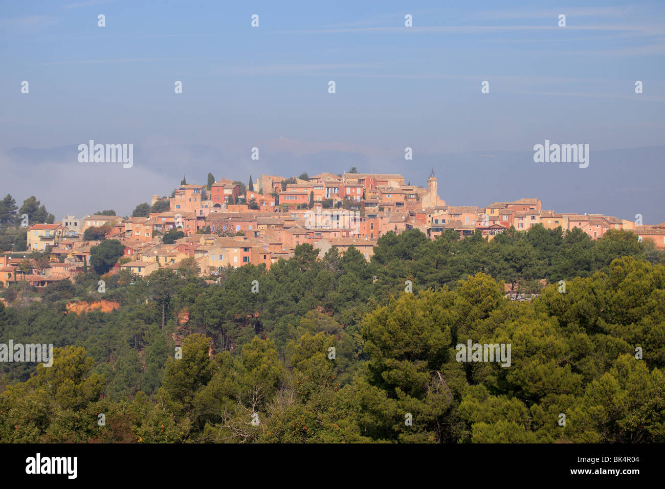 Il pittoresco villaggio provenzale di Rousillon vicino alla valle di ocra chiamato 'Provenzale del Grand Canyon' Foto Stock