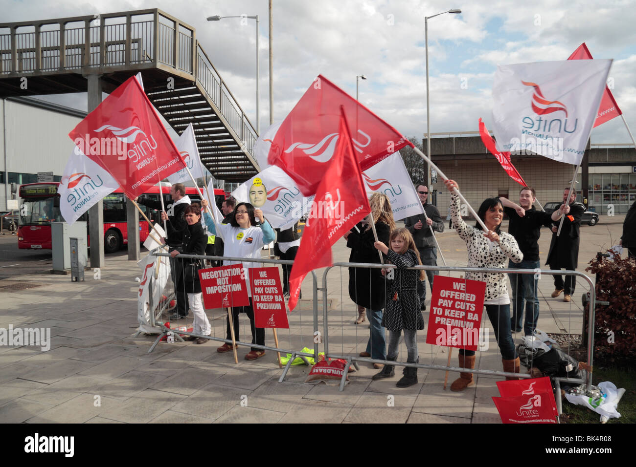 British Airways cabin crew protestando fuori Hatton Cross Tube Station durante l'azione industriale di marzo 2010. Foto Stock