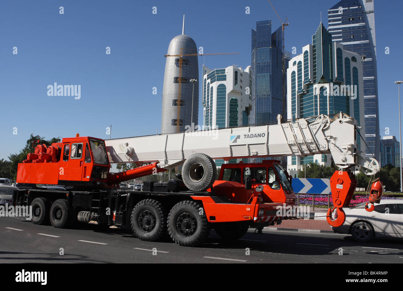 Mobili pesanti gru da cantiere sulla strada a Doha, in Qatar Foto Stock
