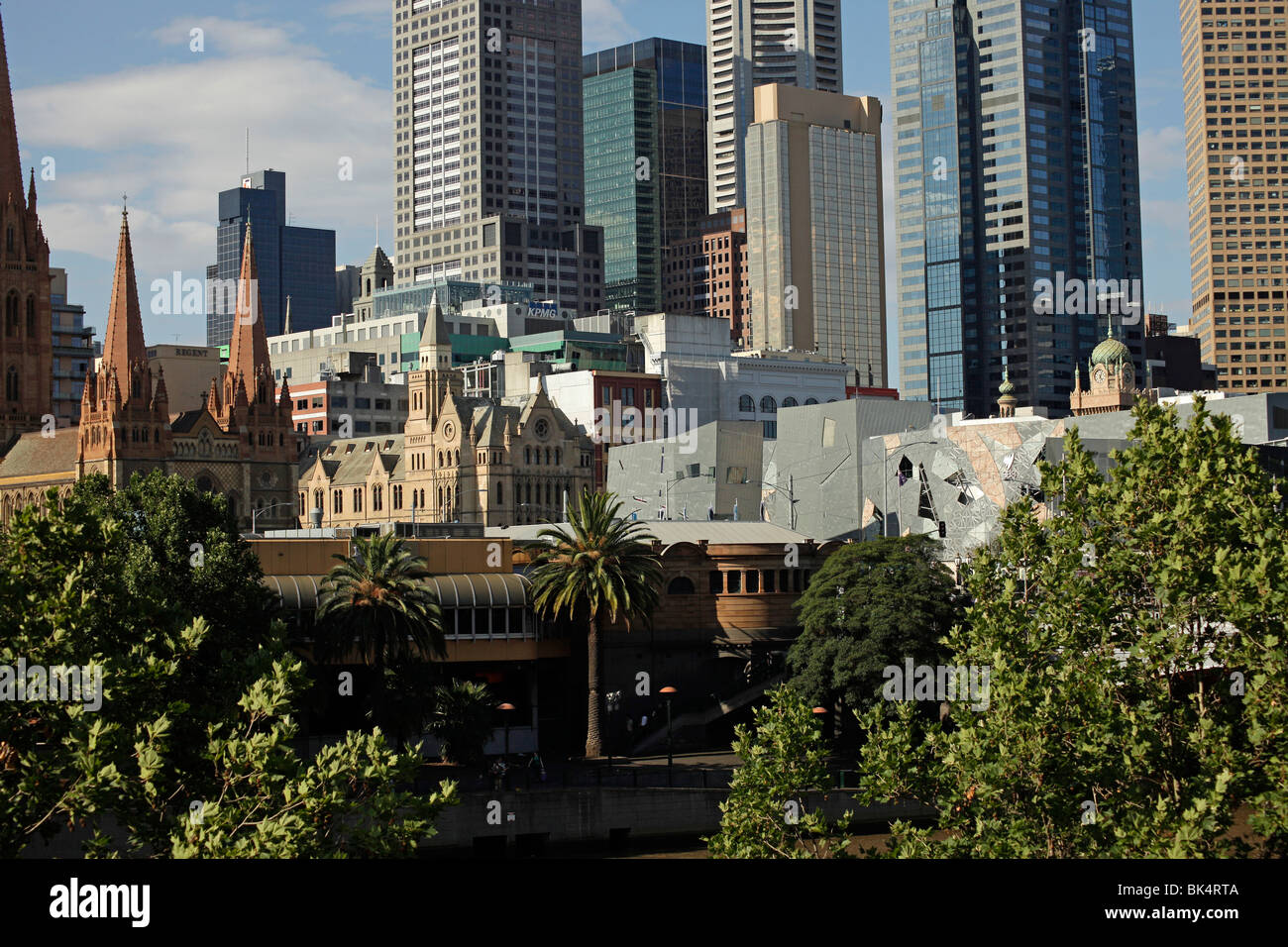 Melbourne Skyline con le torri della Cattedrale di St Paul, Victoria, Australia Foto Stock