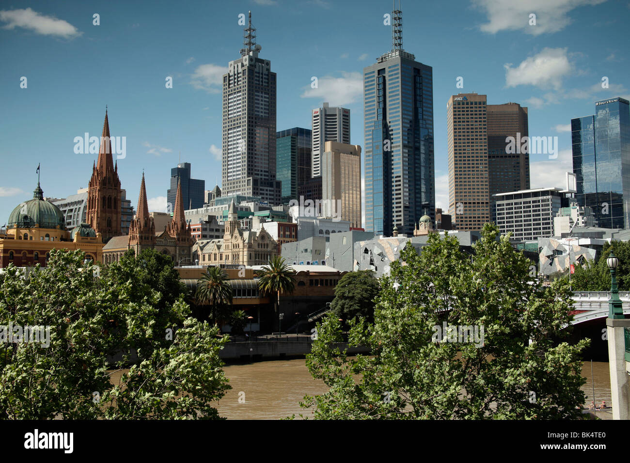 Lo Skyline di Melbourne con la stazione di Flinders Street e le torri della Cattedrale di St Paul, Victoria, Australia Foto Stock