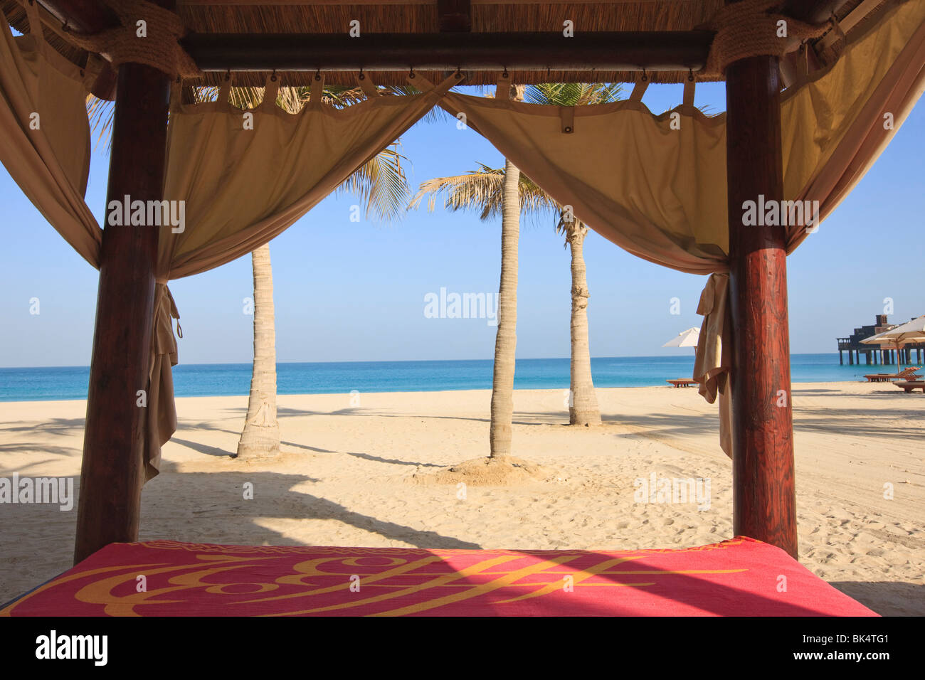 Four poster lettino sulla spiaggia di Jumeirah e il Burj Al Arab Hotel, spiaggia di Jumeirah, Dubai, Emirati Arabi Uniti, Medio Oriente Foto Stock