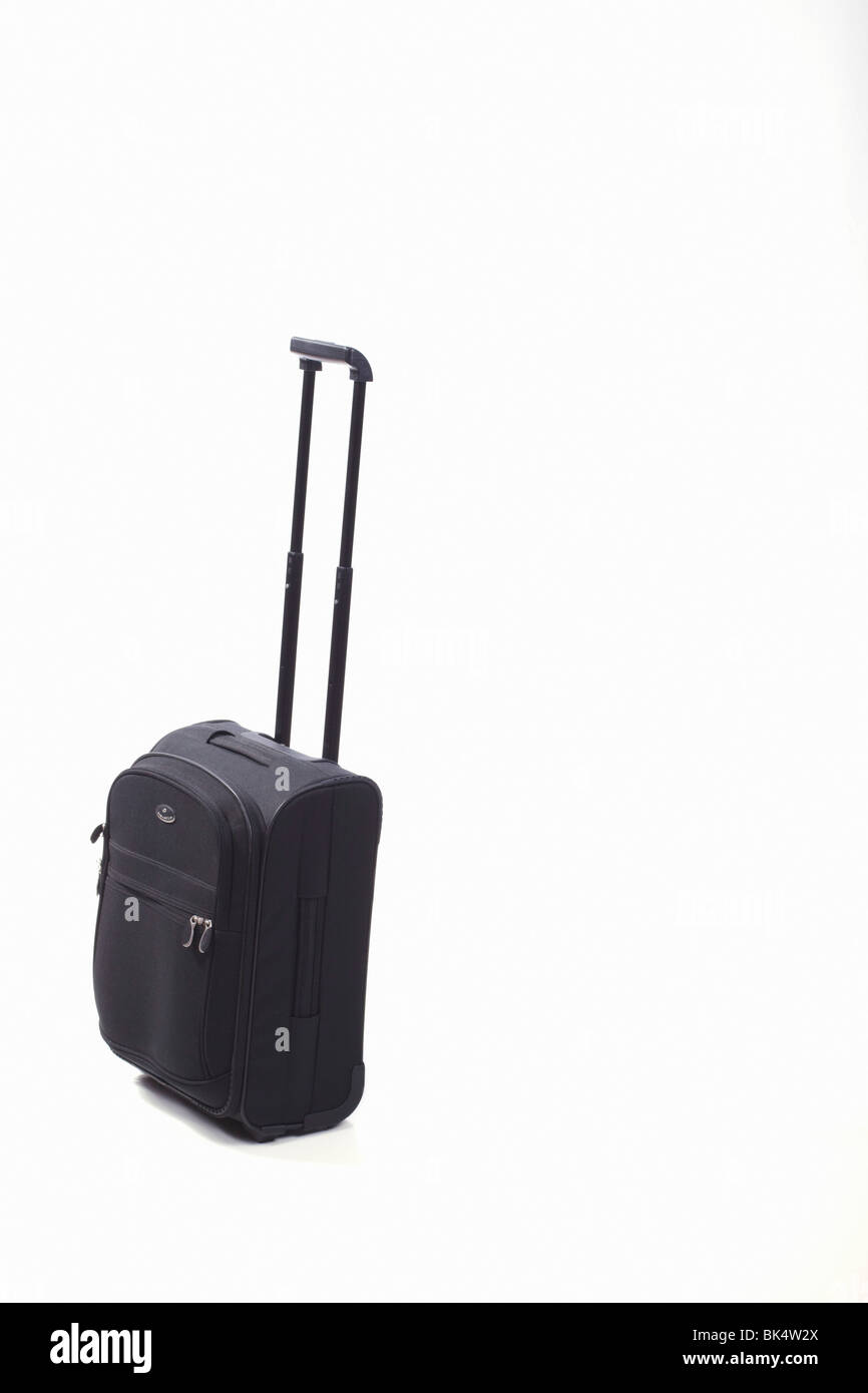 Un nero valigia trolley con manico esteso. Isolato. Copia dello spazio. Foto Stock