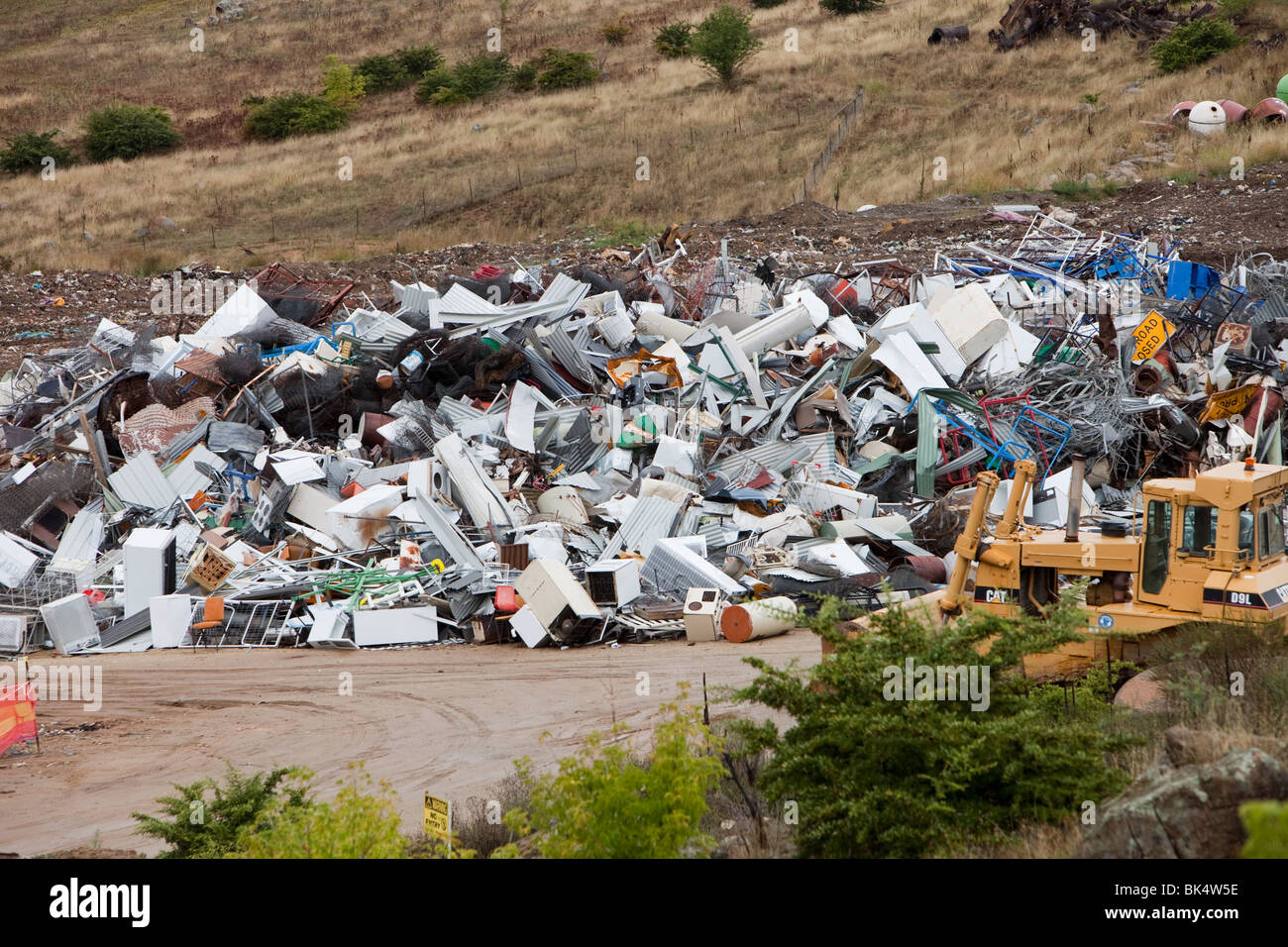 Rottami di metallo in attesa di riciclaggio a Jindabyne discarica nel bel mezzo delle montagne innevate, Australia. Foto Stock