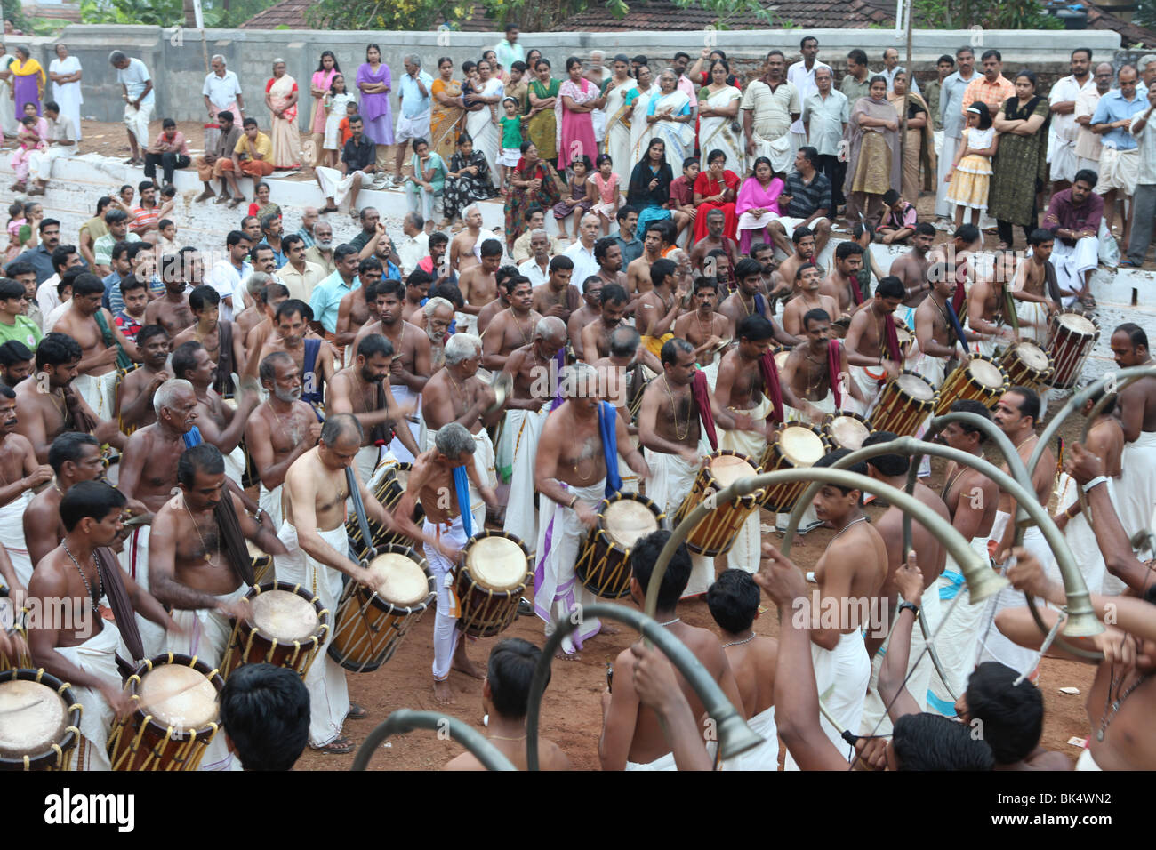 Pooram peruvanam,un annuale festival tempio vicino a thrissur,kerala,famoso per la processione di elefanti e chenda melam o drum orchestra,panchari melam Foto Stock