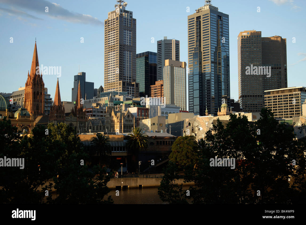 Melbourne Skyline con le torri della Cattedrale di St Paul, Victoria, Australia Foto Stock