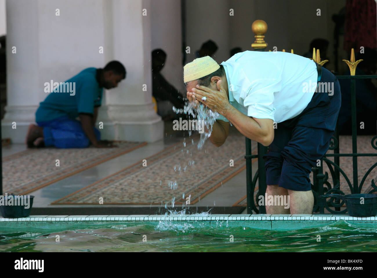 L'uomo lavaggio prima della preghiera, Kapitan Kling moschea, Penang, Malaysia, Asia sud-orientale, Asia Foto Stock