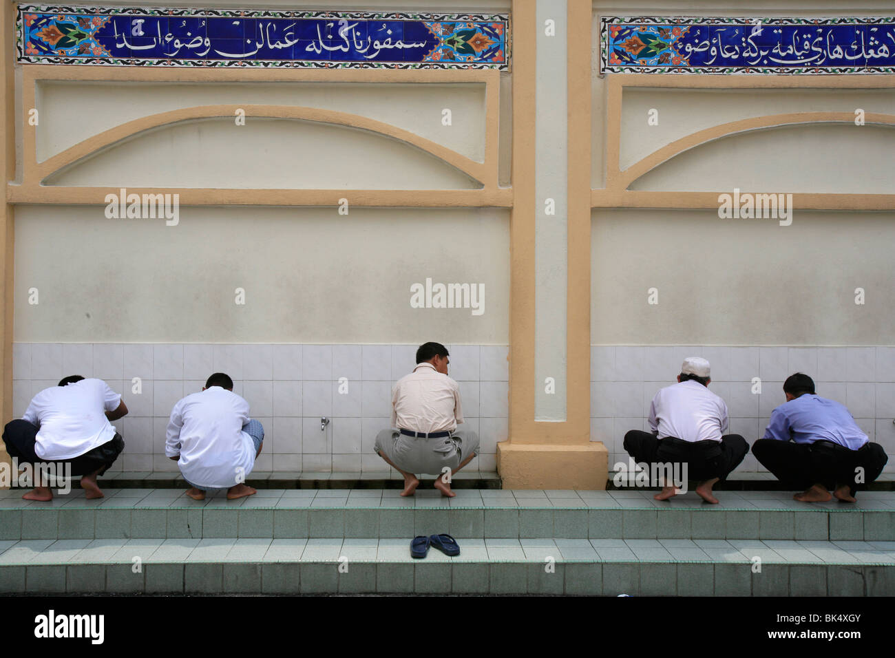 Gli uomini lavaggio prima della preghiera, Masjid Kampung moschea, Kuala Lumpur, Malesia, Asia sud-orientale, Asia Foto Stock