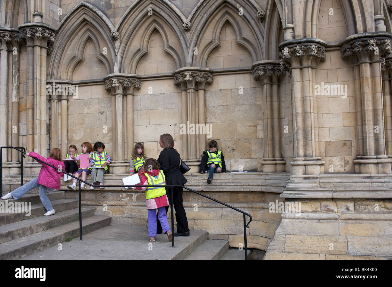 La scuola dei bambini in un giorno di viaggio alla cattedrale di York Foto Stock