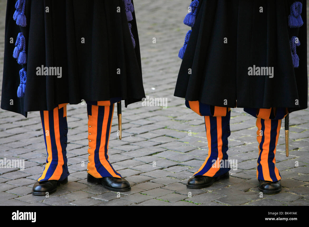 Guardie Svizzere e sanpietrini selciato, Vaticano, Roma, Lazio, l'Italia, Europa Foto Stock