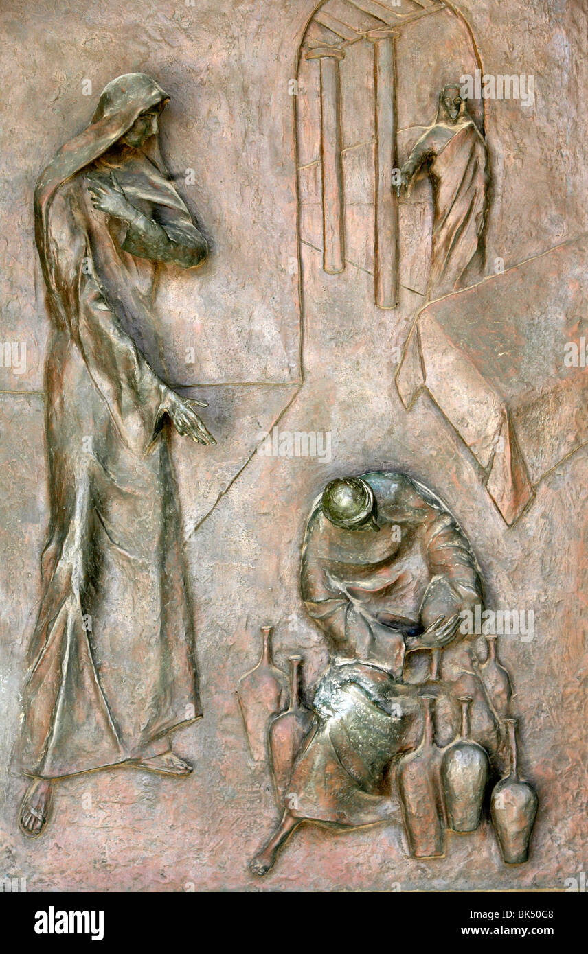 Scultura sulla porta raffigurante il miracolo delle nozze di Cana, Annunciazione Basilica, Nazaret, della Galilea, Israele, Medio Oriente Foto Stock