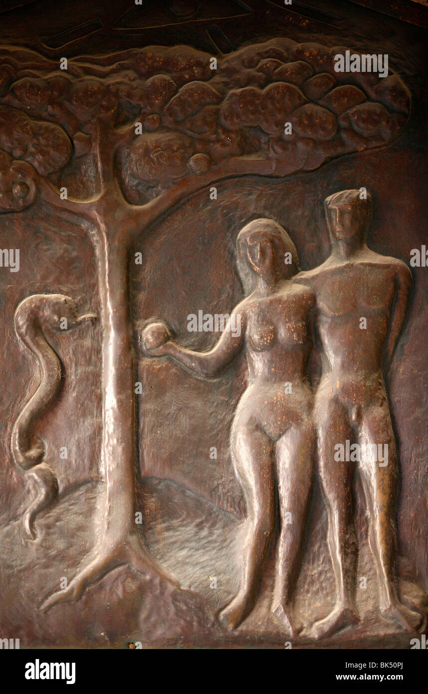 Annunciazione Basilica porta scultura raffigurante Adamo ed Eva, Nazaret, Galilea, Israele, Medio Oriente Foto Stock