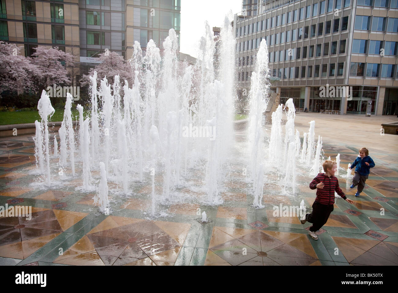 Bambini che giocano nella fontana a Sheffield Peace Gardens Regno Unito Foto Stock