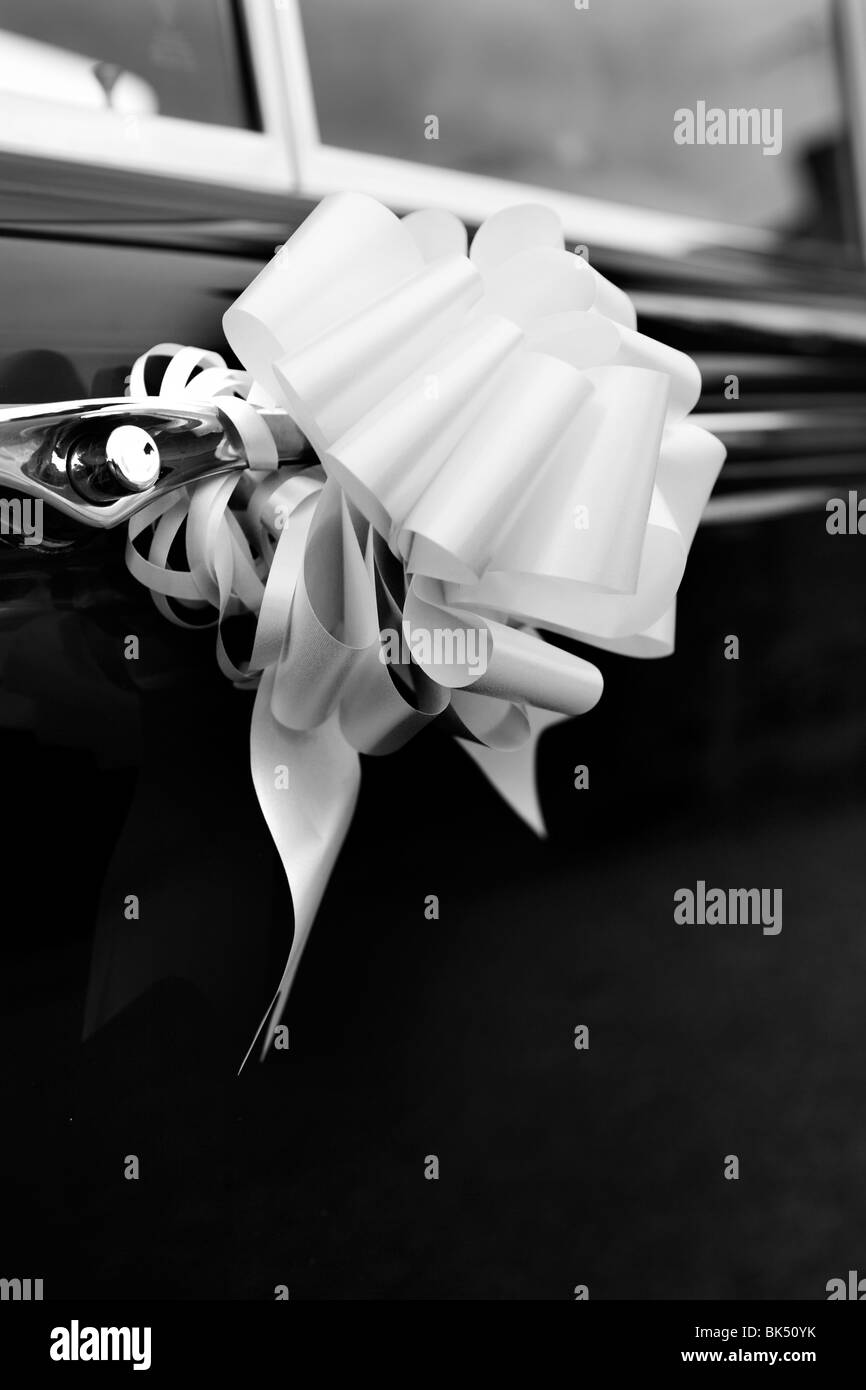 Nastro arco sul matrimonio Rolls Royce Foto Stock