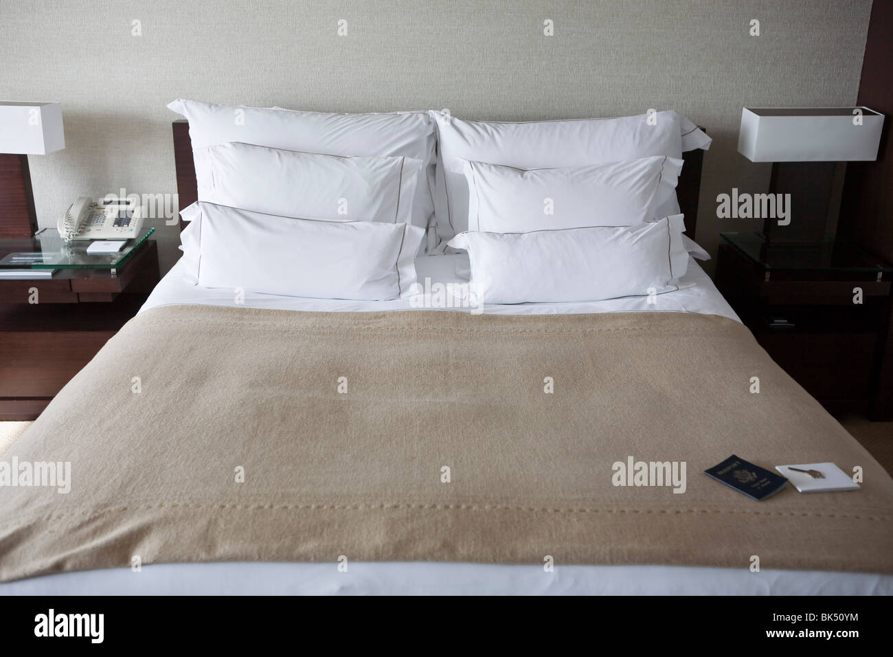 Chiave e passaporto il Hotel Bed Foto Stock