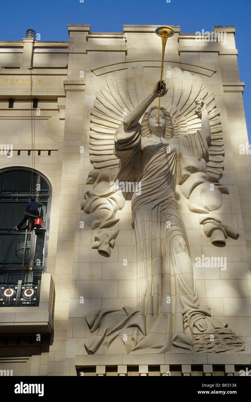 A 48 piedi di altezza angelo scolpito da Marton varo a calcare Grand facciata di Bass Performance Hall, centro di Fort Worth, Texas, Stati Uniti d'America Foto Stock