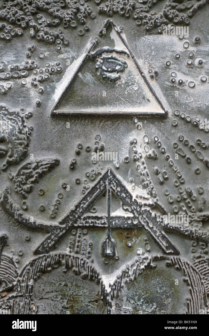 Simboli massonico della staffa ad angolo e delta al diritto umano monumento in Paris Champ de Mars, Parigi, Francia Foto Stock