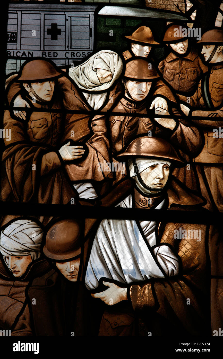 Vetrata raffigurante le vittime della Prima Guerra Mondiale, Semur-en-Auxois, Cote d'Or, Borgogna, in Francia, in Europa Foto Stock