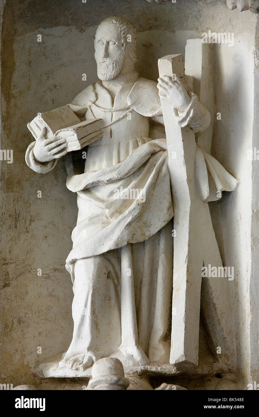 La scultura di San Andrea nel chiostro, Fontevraud Abbey, Fontevraud, Maine-et-Loire, Francia, Europa Foto Stock