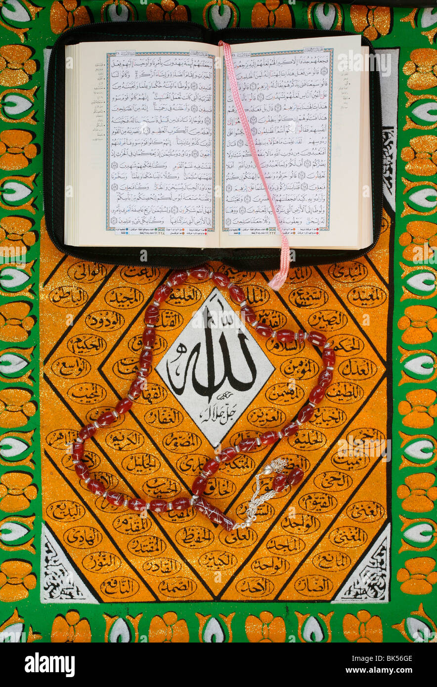Corano, il rosario e la calligrafia di Allah, Parigi, Francia, Europa Foto Stock