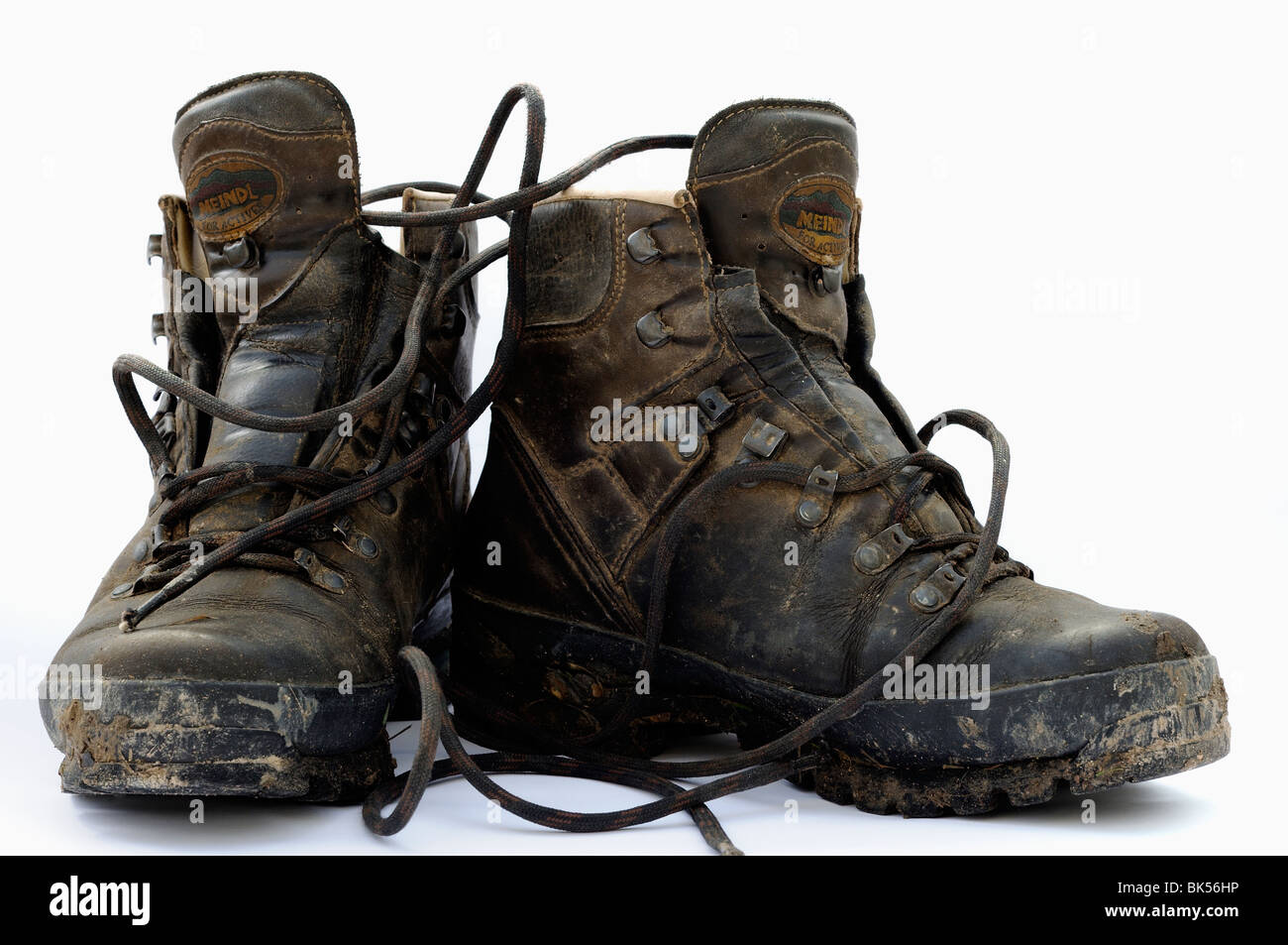 Coppia di pelle sporchi scarponi su sfondo bianco Foto Stock