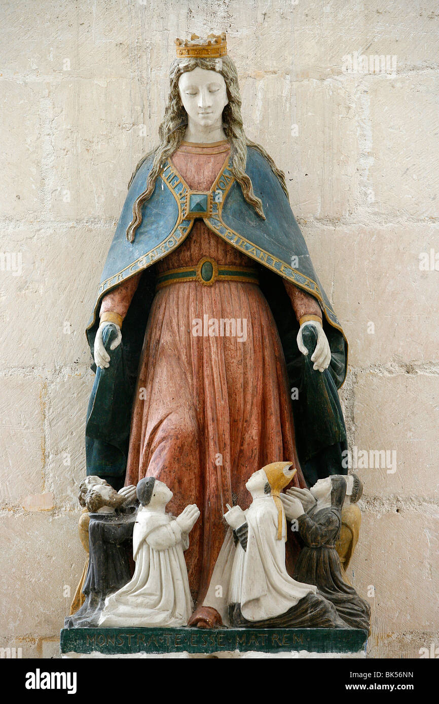 Statua della Vergine Maria con gli angeli, Pontigny, Yonne, Borgogna, in Francia, in Europa Foto Stock