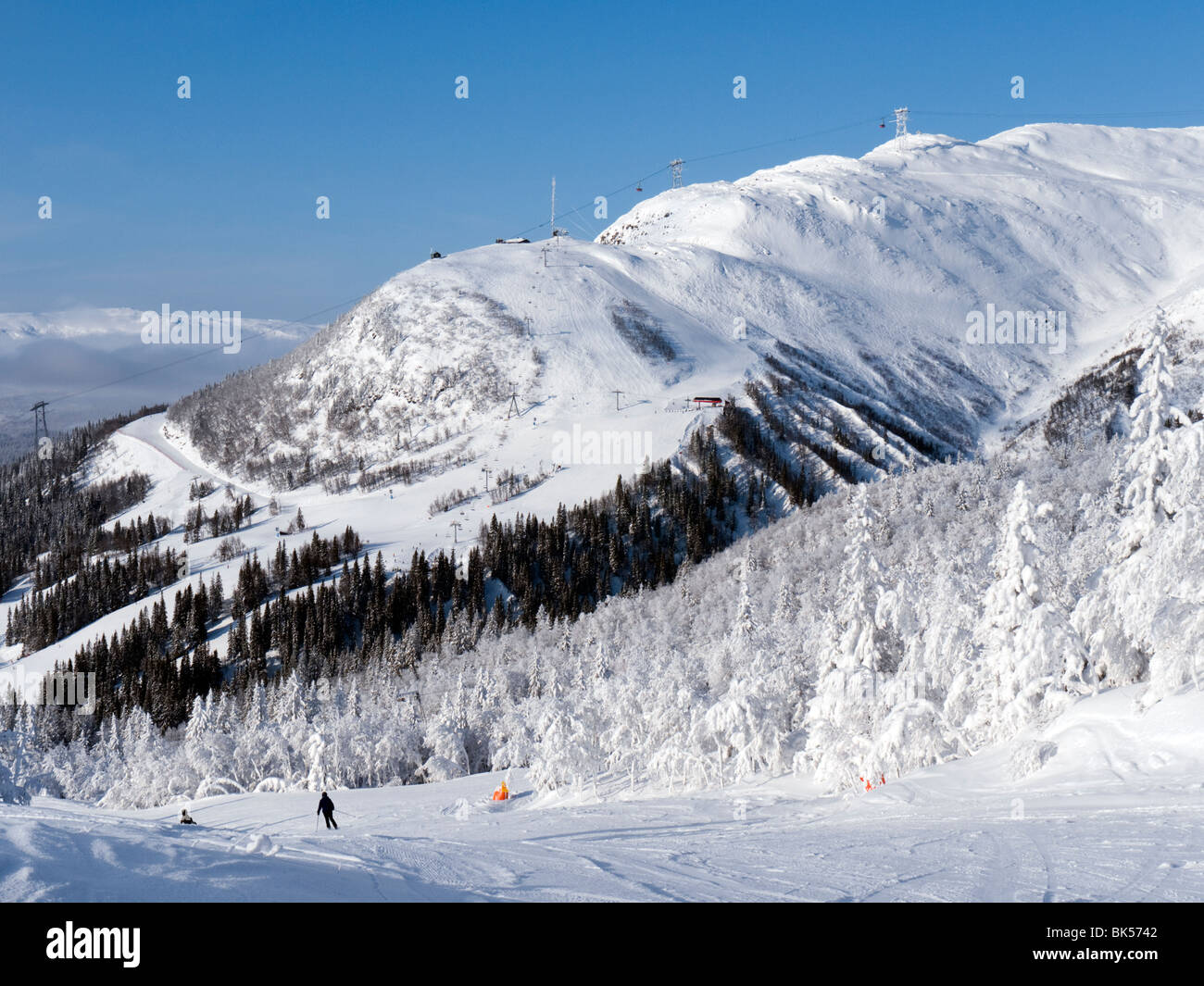 Vista delle piste da sci sulla montagna sopra Åre ski resort in Svezia Foto Stock