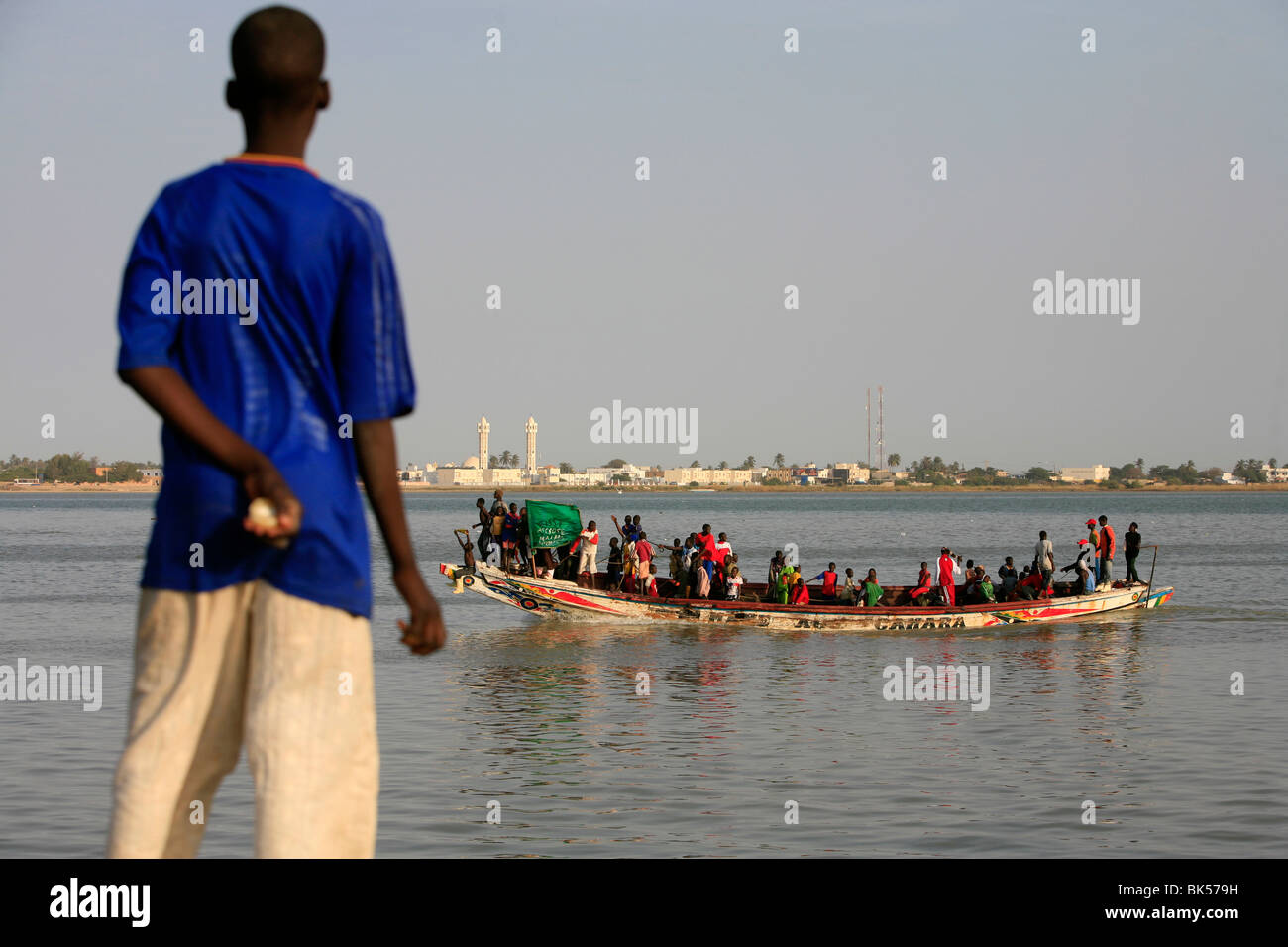 Ragazzo che guarda ad una barca, Saint Louis, Senegal, Africa occidentale, Africa Foto Stock