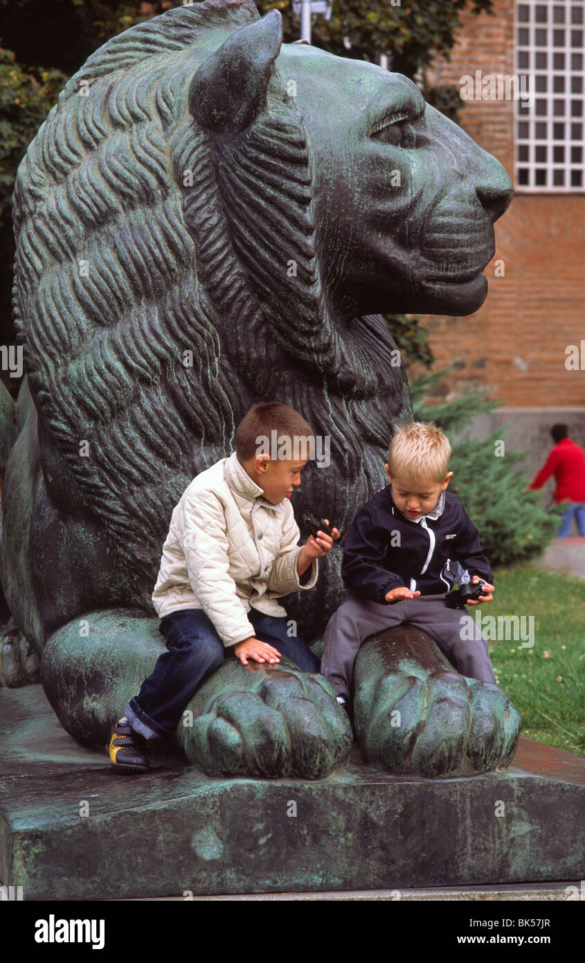 Sofia, Settembre 2008 -- i bambini giocano su lion statua vicino alla Cattedrale Alexander Nevsky a Sofia, Bulgaria. Foto Stock