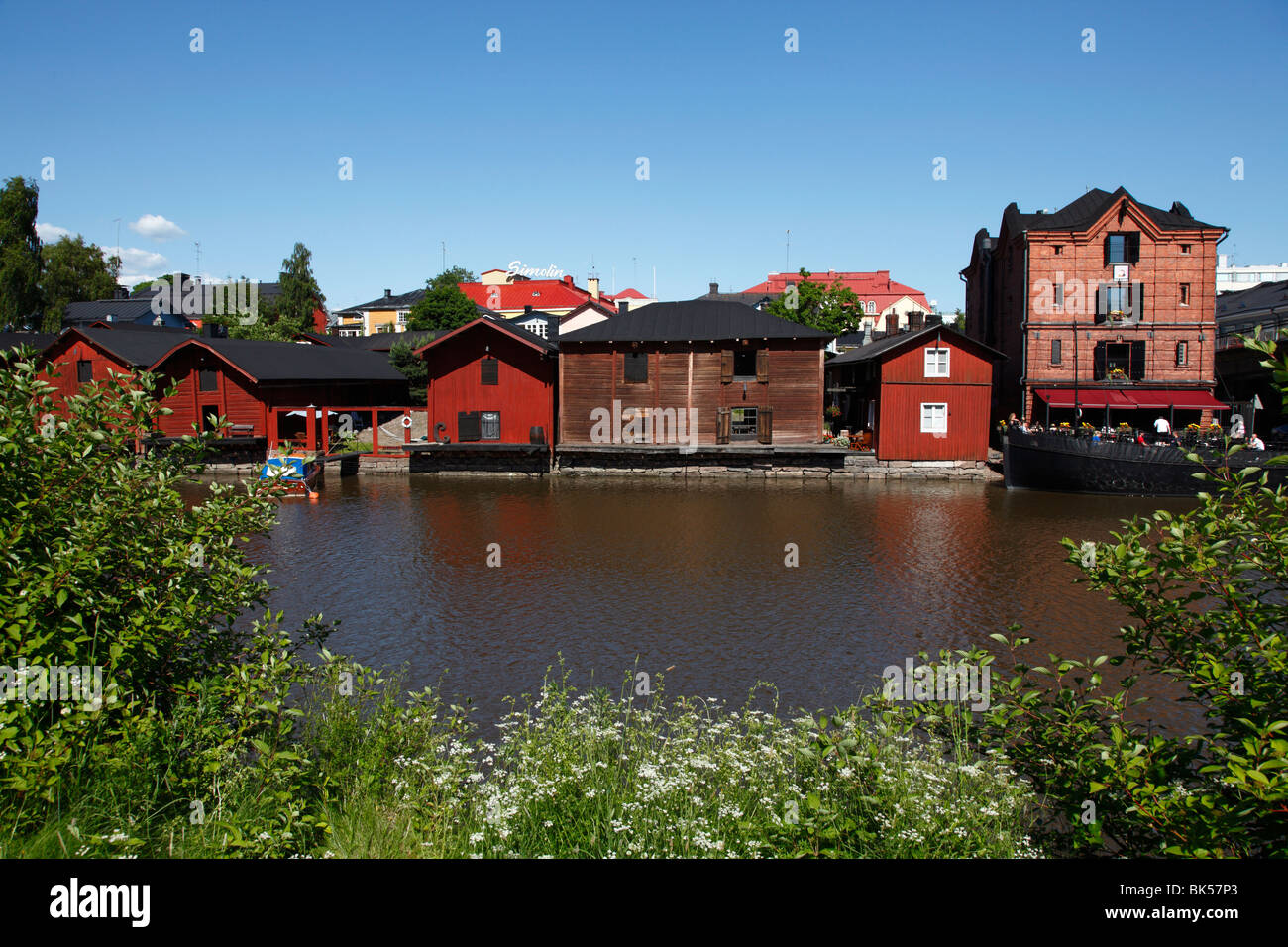 Vecchia capanna rosso granaio magazzini sulla rive del fiume Porvoonjoki, Porvoo, Uusimaa, Finlandia e Scandinavia, Europa Foto Stock
