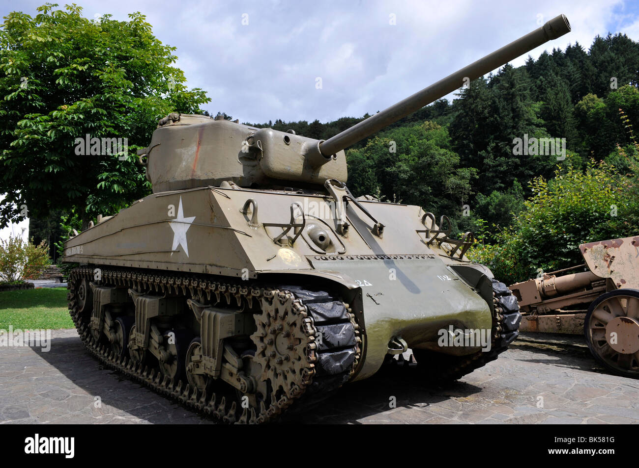 Carro Sherman US M4A3 del 9° Divisione Corazzate, sul display a Clervaux, Lussemburgo, UE Foto Stock