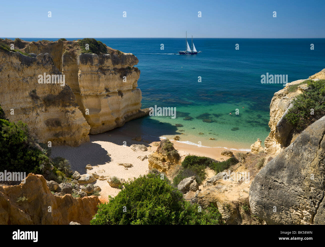 Il Portogallo, Algarve, una piccola spiaggia nei pressi di Albufeira Foto Stock