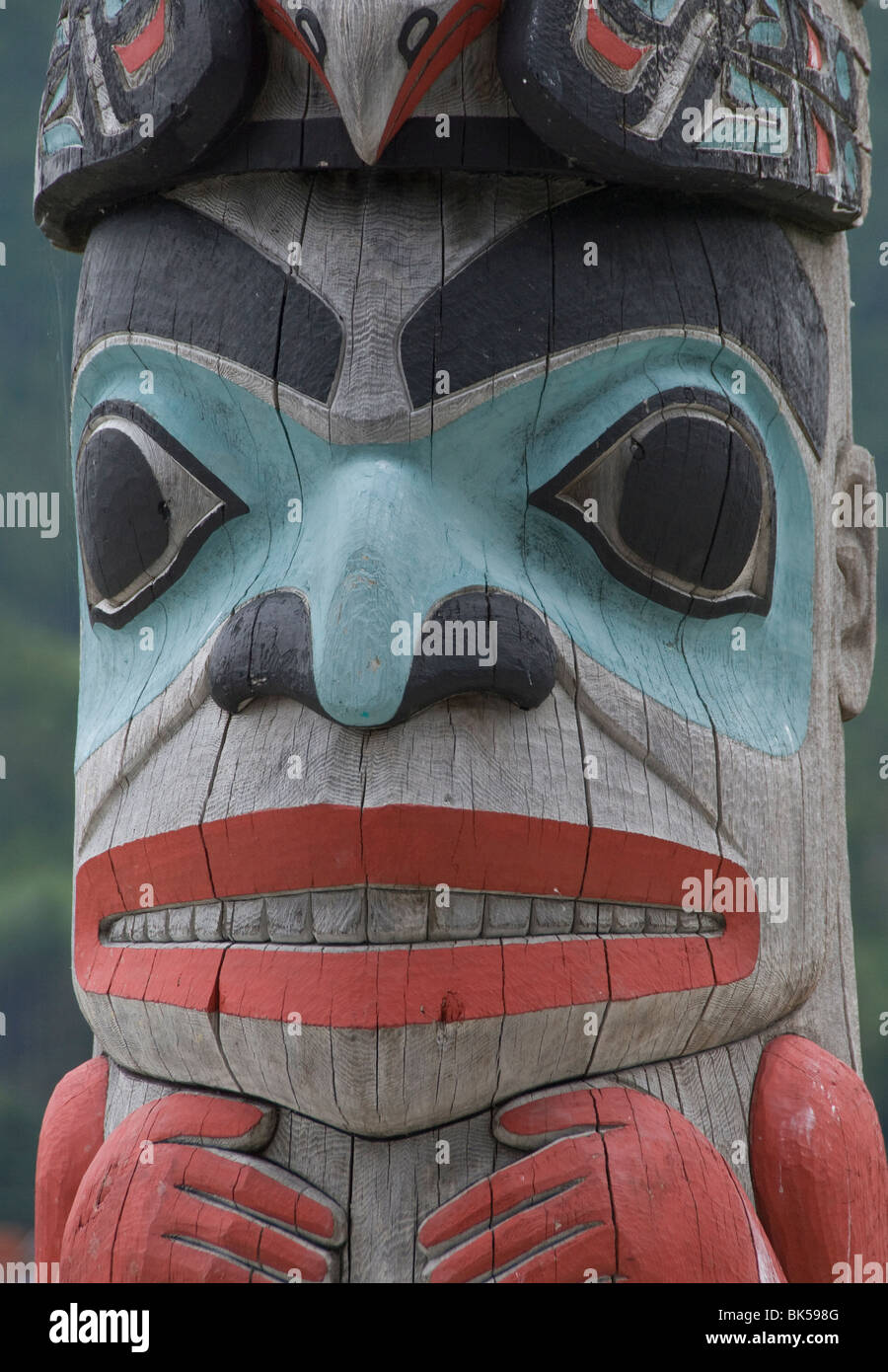 Tlingit Totem Pole, Raven's Fort Tribal House, Fort William Seward, Haines, Alaska, Stati Uniti d'America, America del Nord Foto Stock