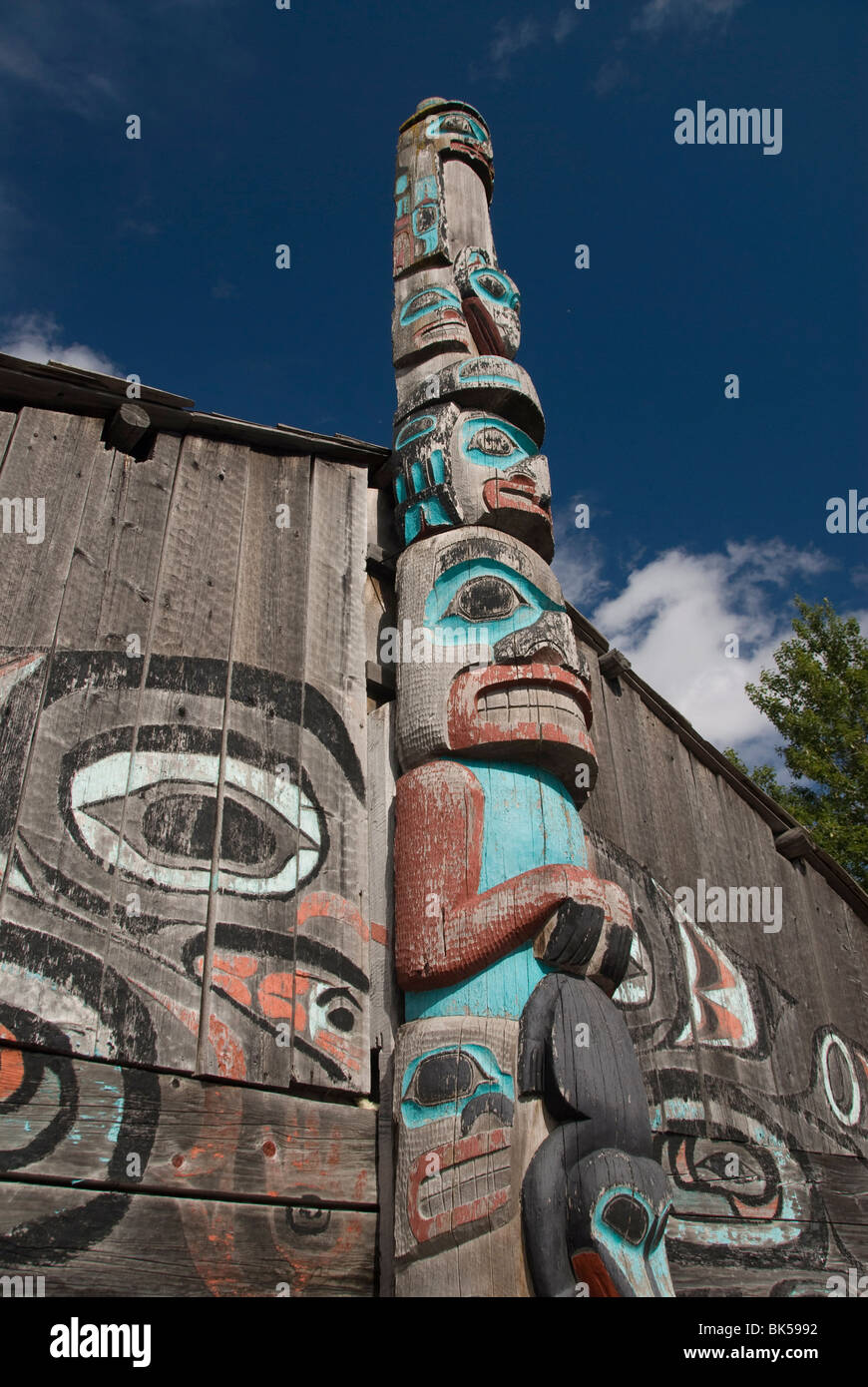 Tlingit Totem Pole, Raven's Fort Tribal House, Fort William Seward, Haines, Alaska, Stati Uniti d'America, America del Nord Foto Stock