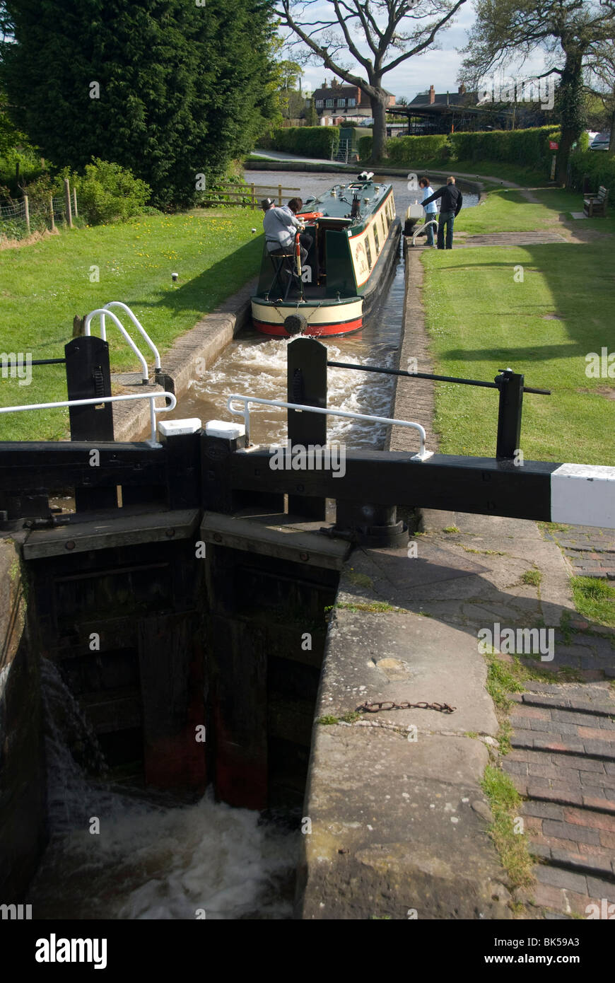 Barca stretta sulla Llangollen Canal passando attraverso le serrature a Grindley Brook, Shropshire, Inghilterra, Regno Unito, Europa Foto Stock