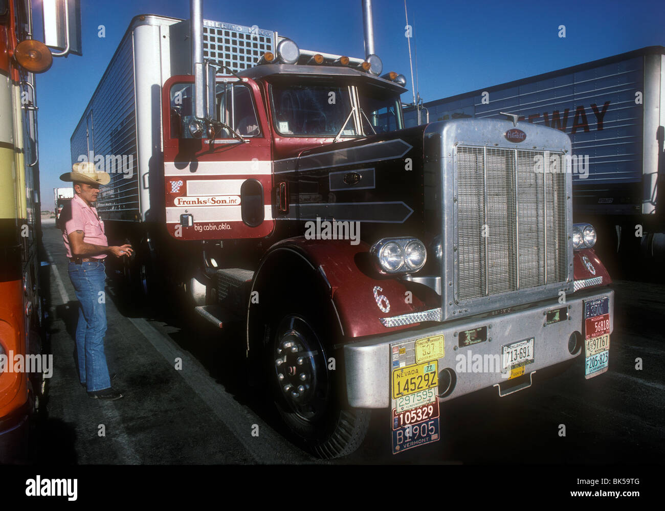 Semi convenzionale carrello in un arresto carrello Arizona USA Foto Stock