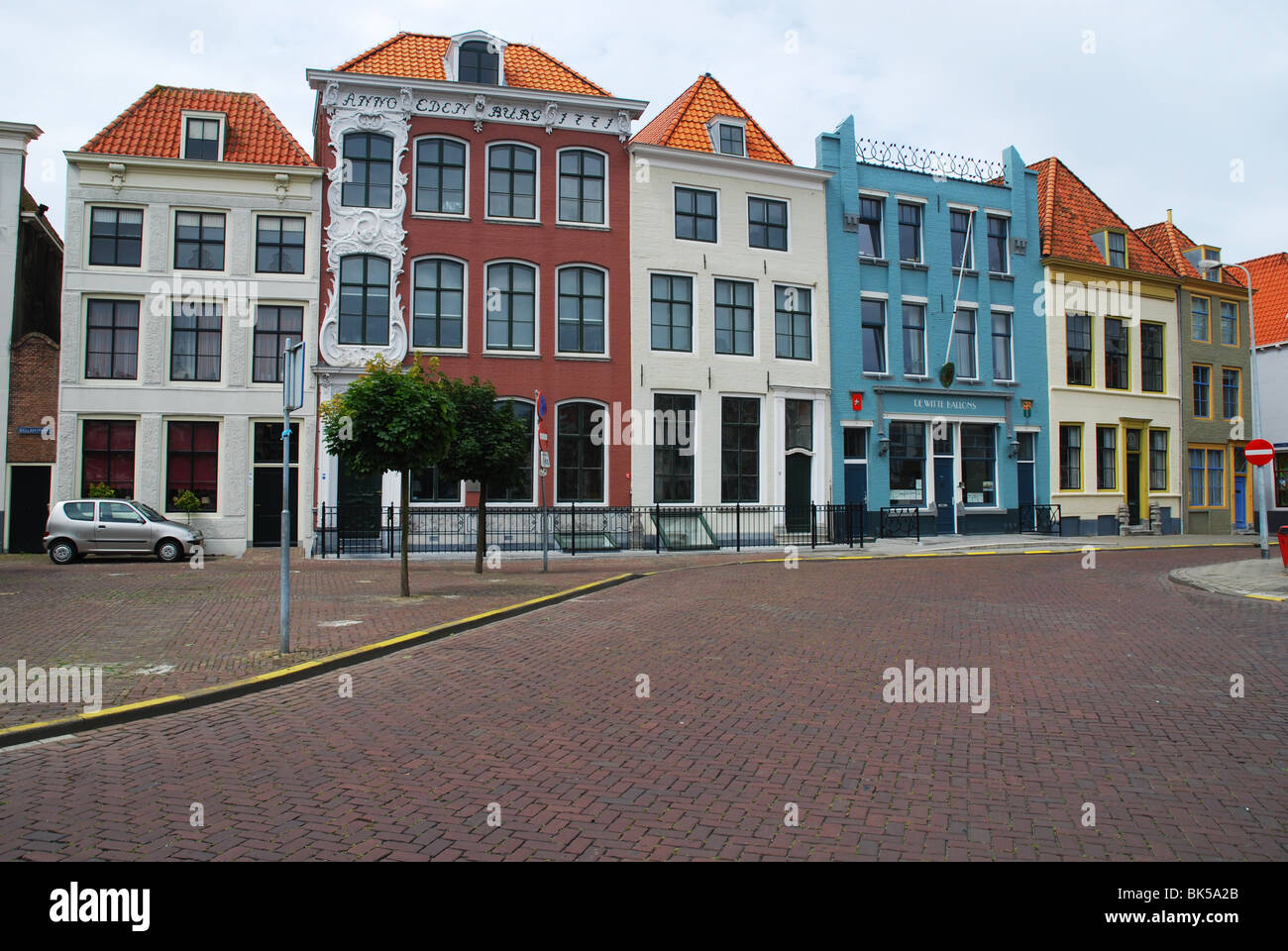 Case colorate lungo Bellamypark Vlissingen Paesi Bassi Foto Stock