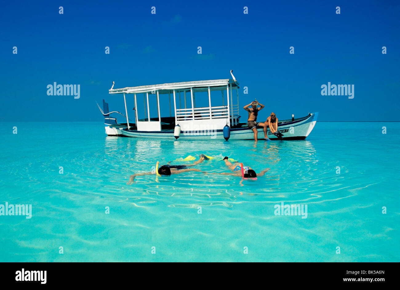Due coppie snorkeling nelle Maldive, Oceano Indiano, Asia Foto Stock